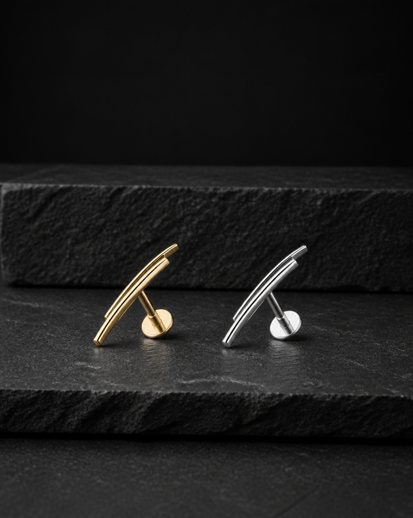 Titan Labret Piercing mit geschwungener Zirkonia-Reihe